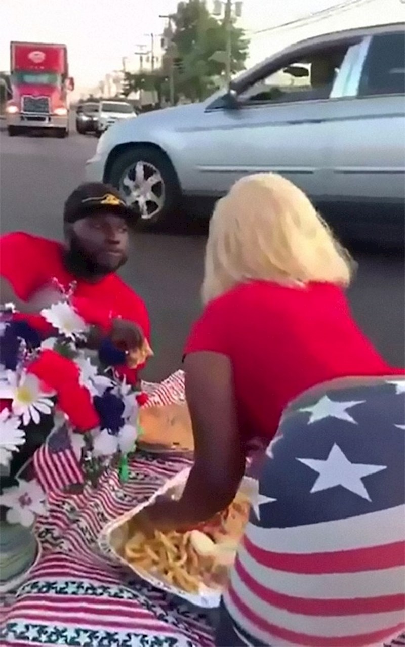 1. Imaju piknik nasred ceste