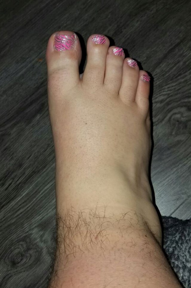 20. "Muž se kladio da mu ne mogu obrijati stopalo bez da se probudi. Ovo je prvo što je ugledao nakon buđenja."😁