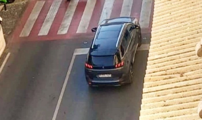 Nećete vjerovati kad vidite gdje je ovom genijalcu iz Šibenika palo na pamet parkirati motor
