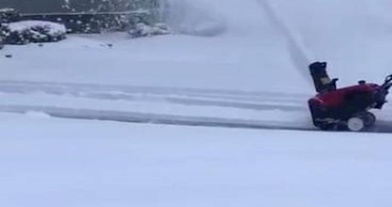 Čišćenje snijega može biti dosadno, a ova osoba potrudila se da ne bude tako