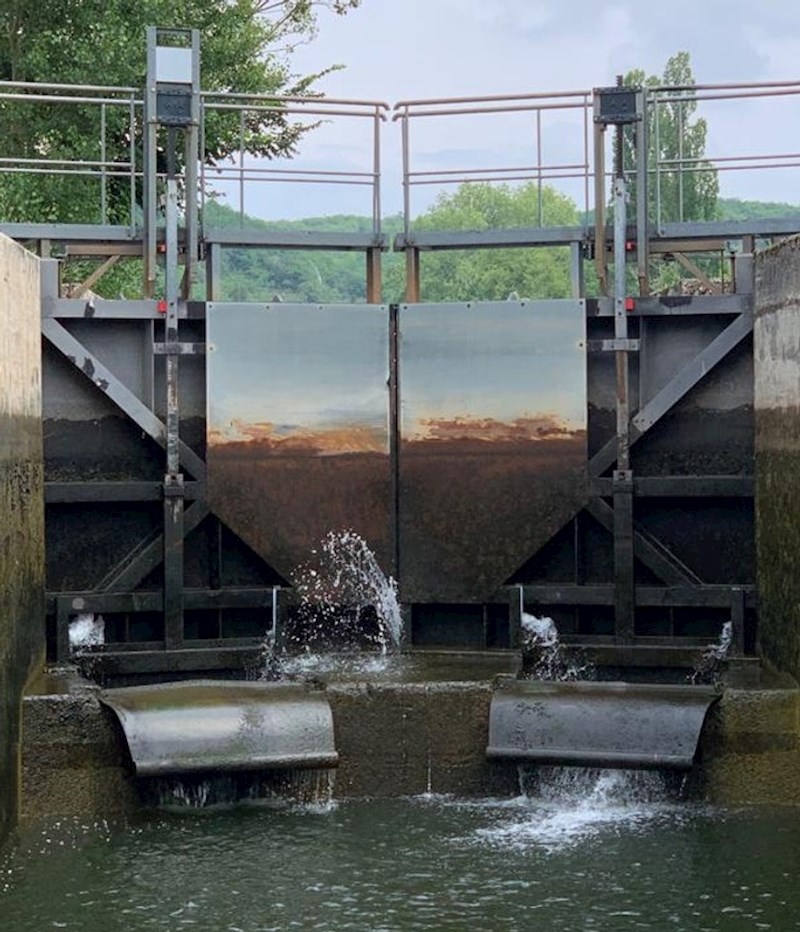 6. Stara hrđava vrata izgledaju kao slika