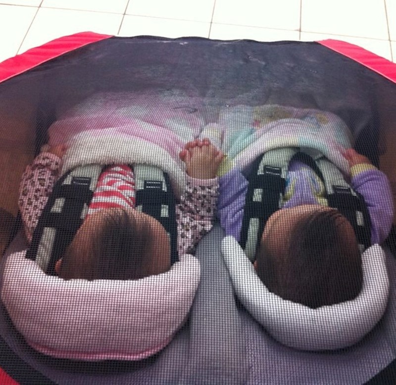 7. Blizanci spavaju držeći se za ručice.❤️