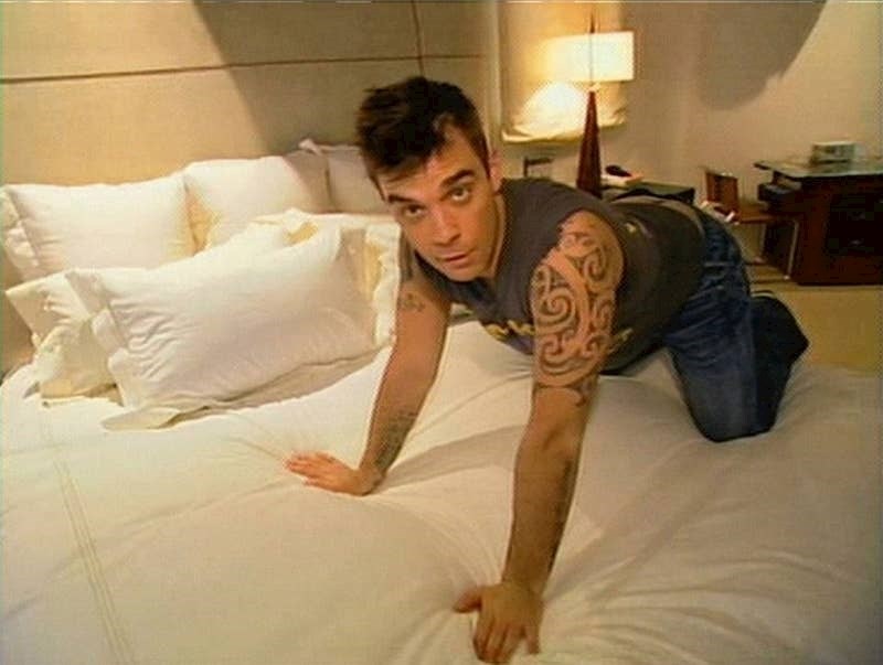 3. Klasičnu frazu MTV Cribsa  "Ovdje se događa magija" prvi je izrekao Robbie Williams u prvoj epizodi emisije.