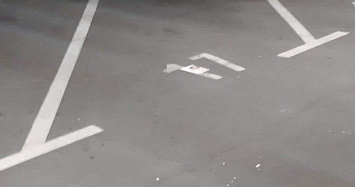 Još jedna parking katastrofa, majstor je malim autom uspio zauzeti tri mjesta
