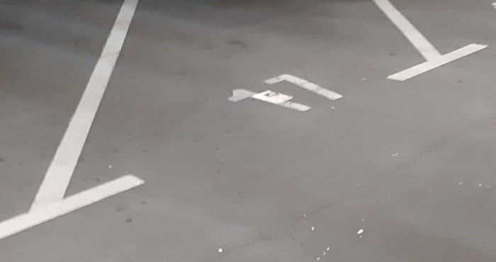 Još jedna parking katastrofa, majstor je malim autom uspio zauzeti tri mjesta