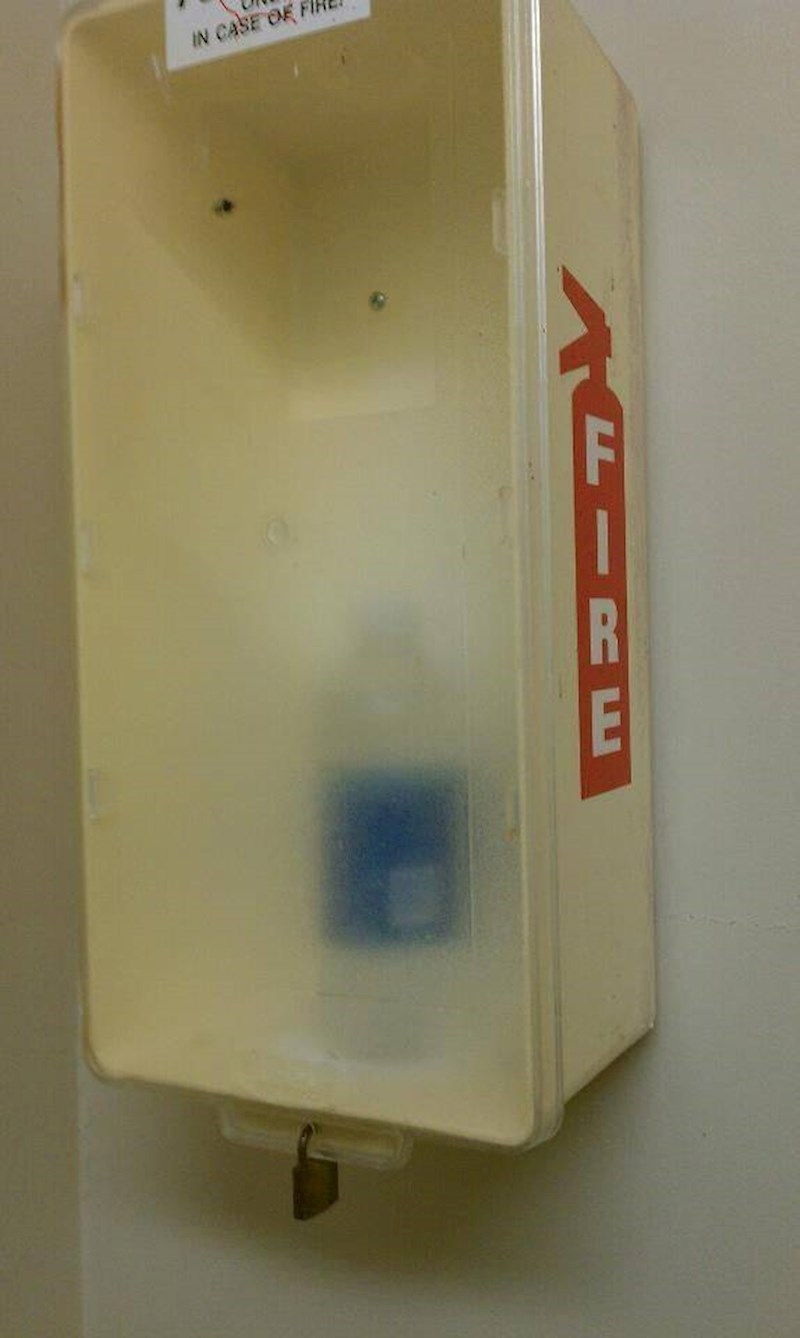 15. Je li to unutra boca vode?🤣