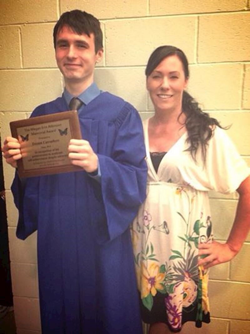 15. Kad se rodio, rekli su joj da je njezin sin autističan i da nikad neće moći pričati. Danas je završio srednju školu, jer mama nikad nije odustala od njega!