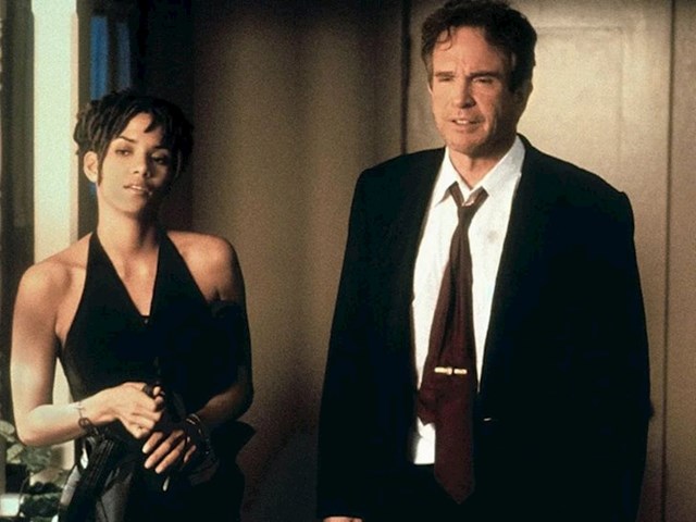 1. Warren Beatty (61) i Halle Berry (31)