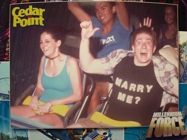 8. Zaprosio ju je na roller coasteru. Rekla je da!