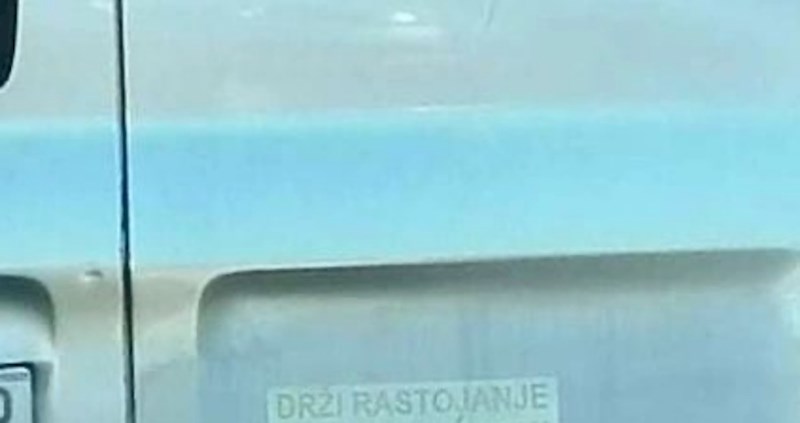 Netko je na jednom kombiju primijetio presmiješno upozorenje, fotku su lajkale tisuće na Fejsu