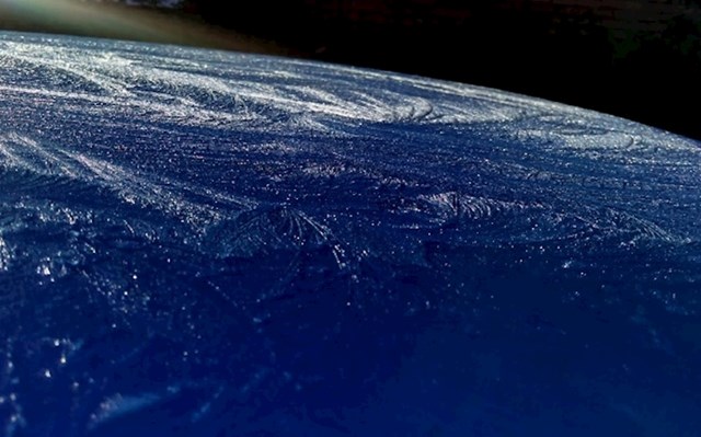 4. Površina automobila izgleda kao ocean iz svemira.
