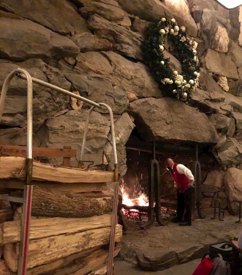 19. Ovo bi bila obična slika kamina da ovaj čovjek nije uletio u kadar i otkrio njegovu gigantsku veličinu