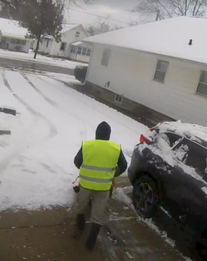 4. "Susjed zna da sam sama u kući sa svojom bebom dok je muž na poslu u drugom gradu. Zato je bez pitanja očistio i naš prilaz od snijega i zasuo ga solju."