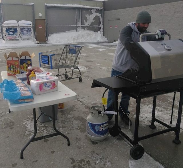 14. "Velika snježna oluja poharala je naš grad. A ovaj tip odlučio je pripremati hranu za sve potrebite ljude!"