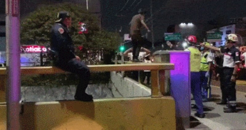 Pogledajte kako je hrabri policajac lukavo savladao tipa koji je pravio probleme