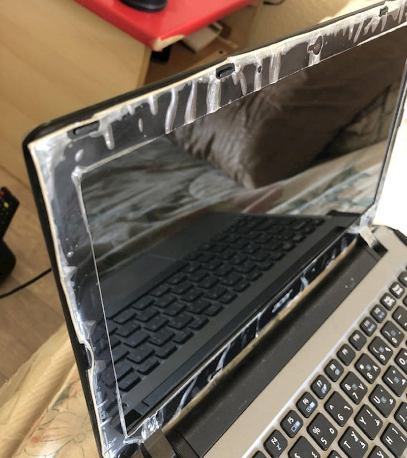 "Moj tata ima ovaj laptop već 5 godina. Folija je još uvijek tu."