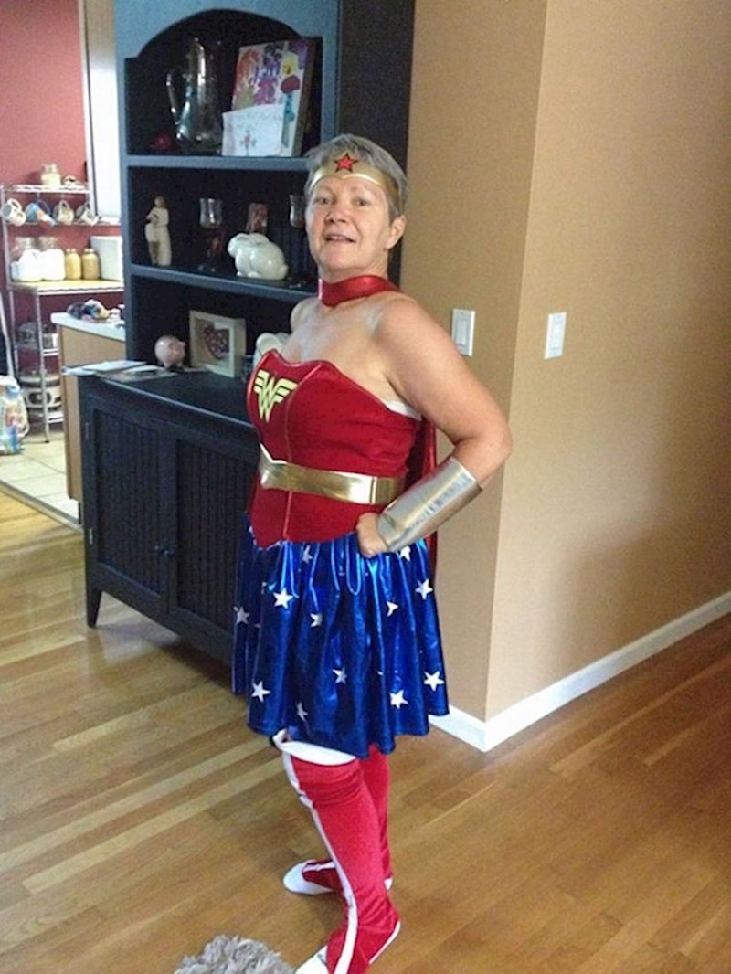 6. Naručila sam kosim za Noć vještica. Bio mi je malo velik, ali zato mojoj baki stoji kao saliven!