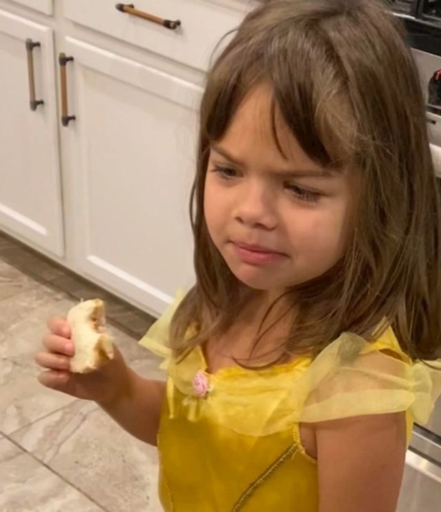 10. Odbila je pojesti sendvič jer smo ga razrezali. Za pola sata uhvatila sam ju kako ga je skoro pojela.