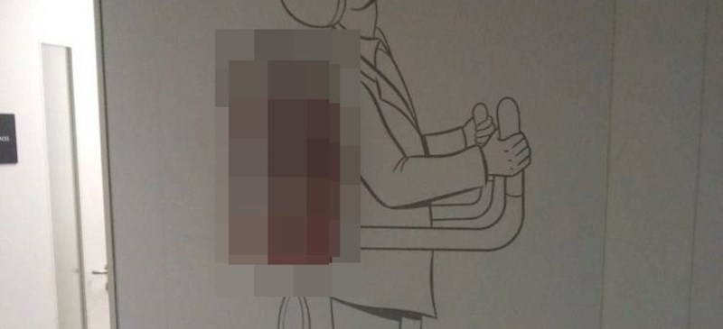 Umjesto nacrtane rakete, na leđa ilustiranog astronauta smjestio se zanimljiv predmet