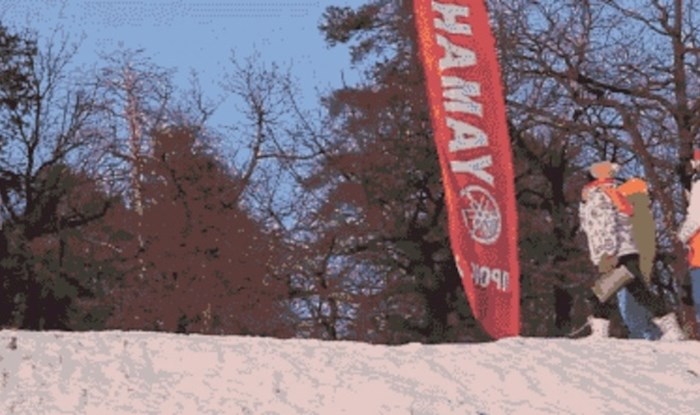 Za dlaku je uspjela izbjeći nalet skijaša, snimka je nevjerojatna