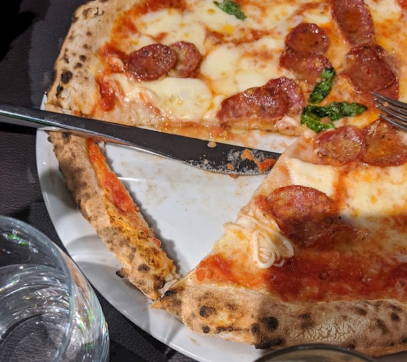 "Moja zaručnica ovako jede pizzu. Možda još nije kasno da otkažem vjenčanje?"