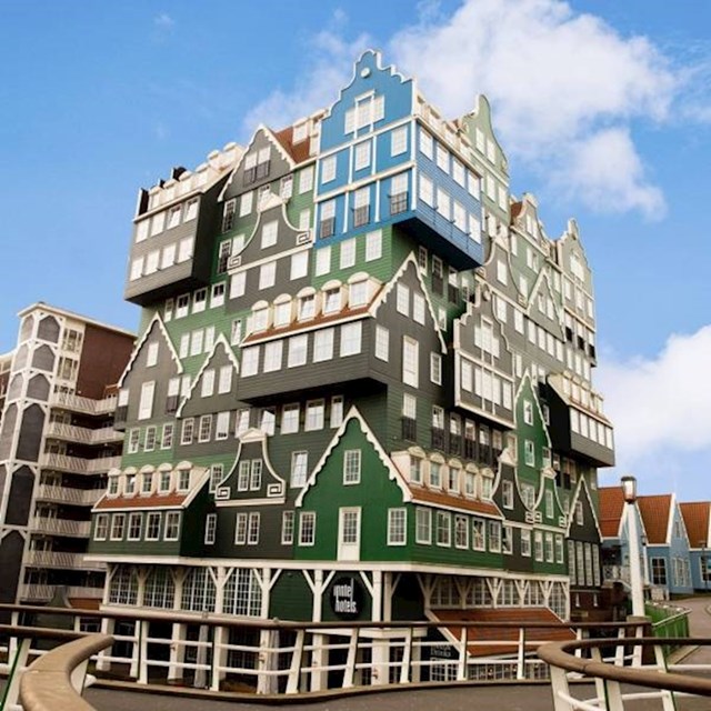 14. Zgrada u Amsterdamu izgleda kao da se sastoji od puno malih kućica
