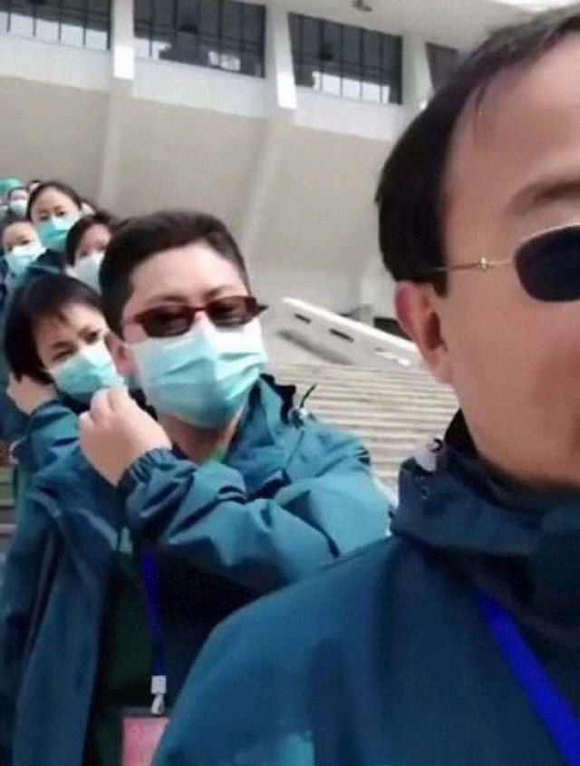 25. Medicinsko osoblje iz Wuhana nakon što su pobijedili koronavirus.