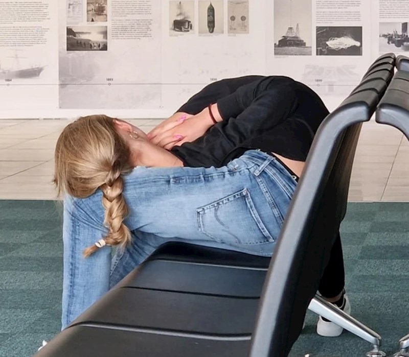 1. Par koji se odmara na terminalu zračne luke stopio se u jedan čudan prizor 🤣