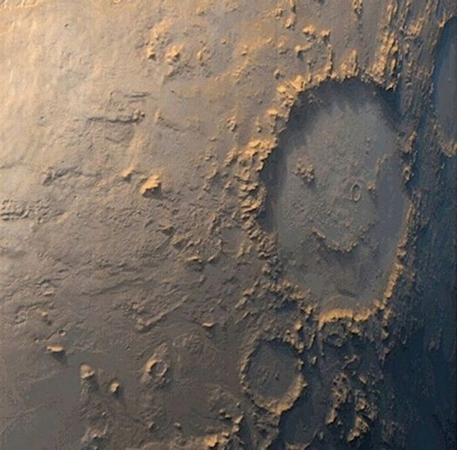 12. Krater na Marsu u obliku nasmijanog lica