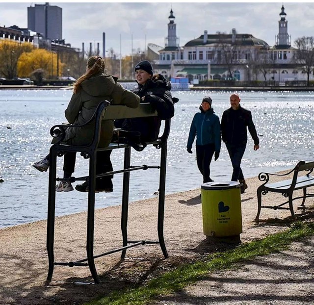 13. Neke klupe u Kopenhagenu podignute su za 1 metar kako bi se osvijestilo ljude o problemu podizanja razine mora