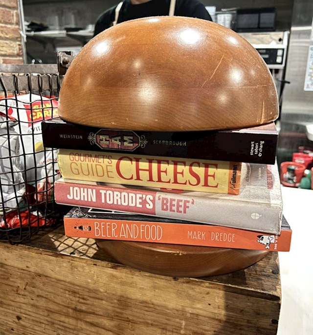 9. Polica za knjige koja izgleda kao burger