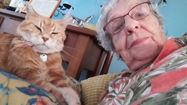3. "Moja 93-godišnja baka obožava mi slati selfije sa svojom mačkom prije spavanja."