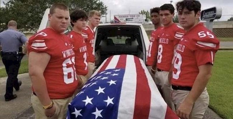 5. Ovi mladi igrači američkog nogometa koji nose lijes veterana Drugog svjetskog rata.