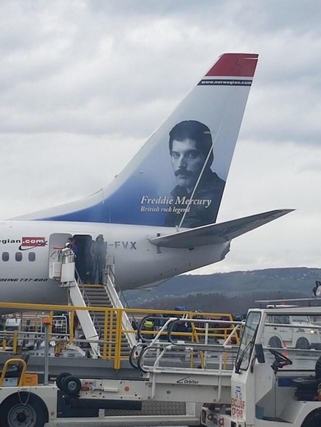 Ovaj avion ima na sebi ogroman portret Freddieja Mercuryja.