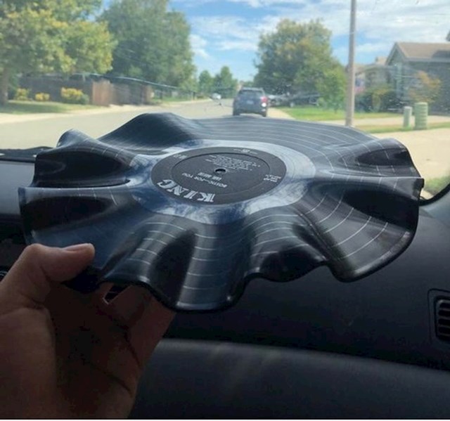 Ploča koja je ostala u autu preko ljeta.