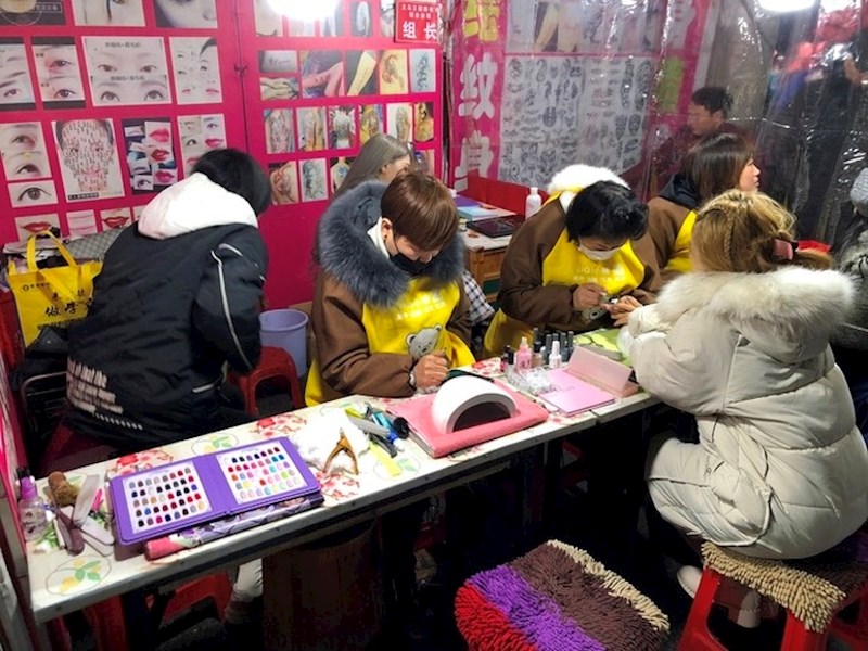 20. Na ulici možete dobiti tetovažu, trajnu šminku i manikuru.