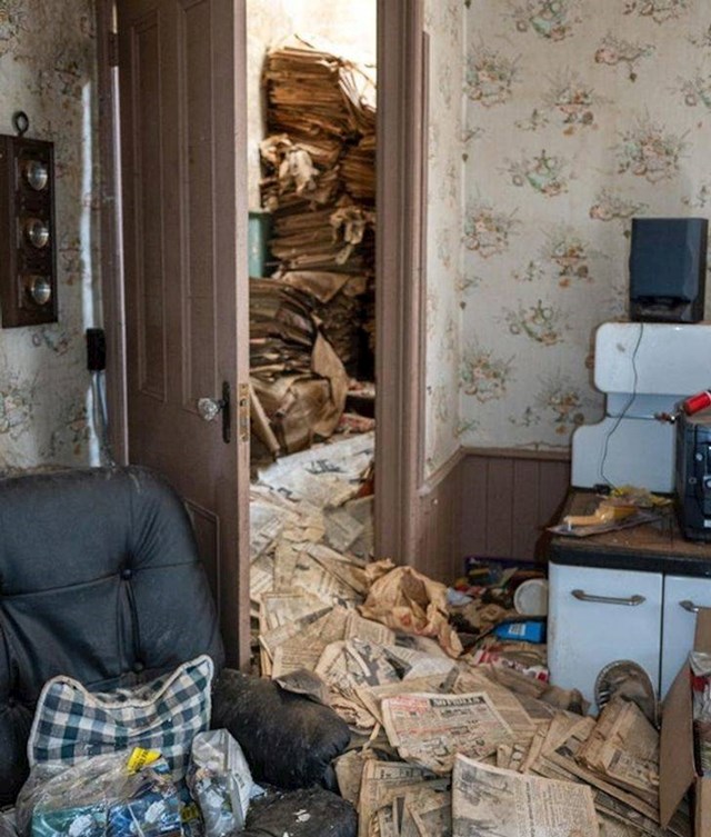 12. Hrpa starih novina, skrivenih u posebnoj sobi napuštene kuće
