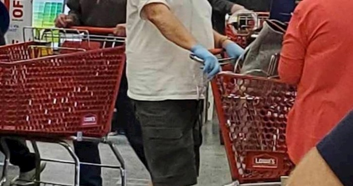 Čovjek u dućanu sve je nasmijao svojom instalacijom za održavanje razmaka