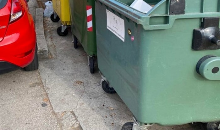 Turist se parkirao tako da je zagradio kontejner za smeće, pa su mu mještani vratili milo za drago