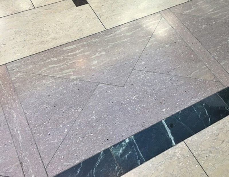 10. Pločice u jednom poštanskom uredu.