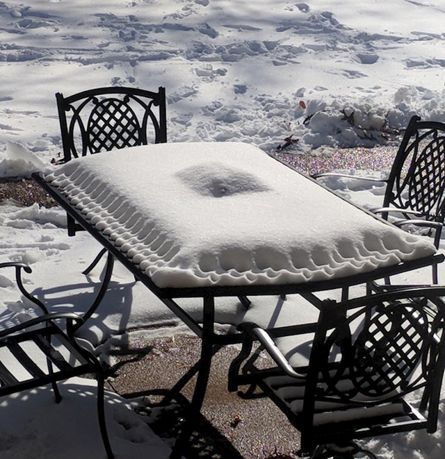 8. Snježni pokrivač na stolu izgleda kao pita