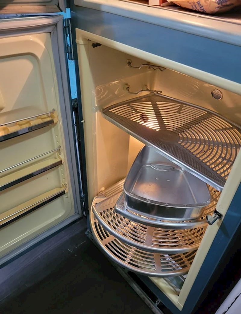 4. Frižider s rotirajućim policama