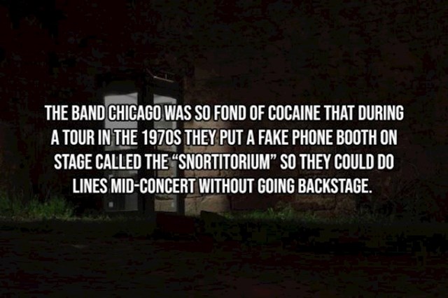 10. Ekipa u bendu Chicago toliko je voljela kokain da je na pozornicu donijela telefonsku govornicu. To im je olakšalo da ne moraju stalno ići u backstage za vrijeme nastupa.