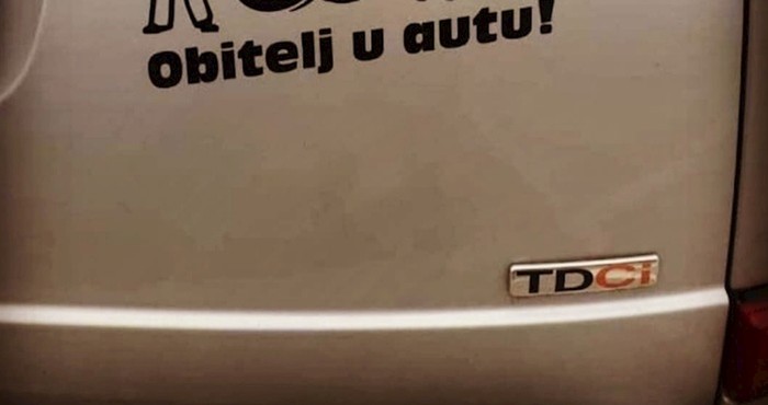 Netko je na jednom autu primijetio nesvakidašnju naljepnicu, morate vidjeti što predstavlja ženu