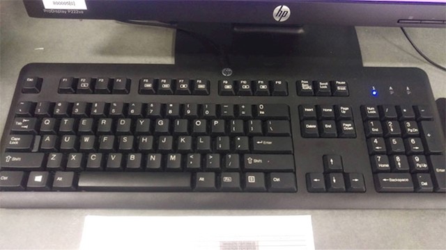 7. Kolega me odlučio malo zezati. Dobro da ne gledam dok lupam po tastaturi.