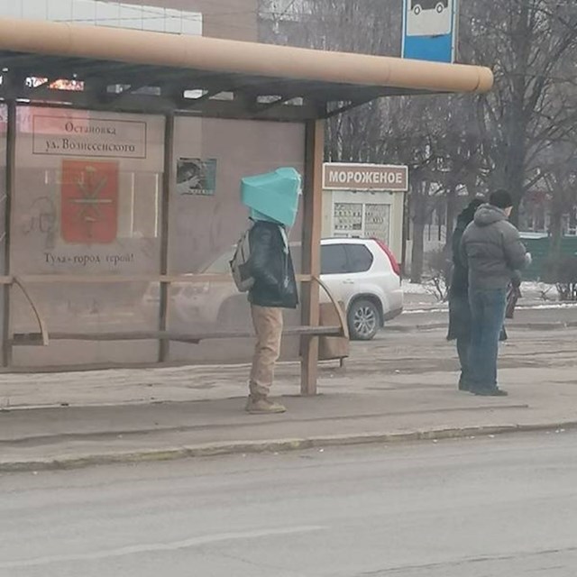 Neko je na autobusnoj stanici snimio prečudan prizor koji je teško objasniti neko je na autobusnoj stanici snimio prečudan prizor koji je teško objasniti