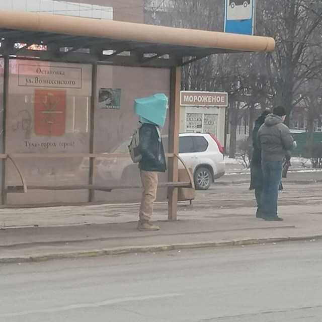 Neko je na autobusnoj stanici snimio prečudan prizor koji je teško objasniti