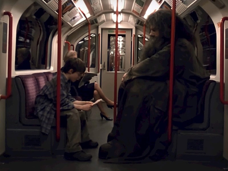 1. Harry i Hagrid voza se u podzemnoj željeznici i razgovaraju o svom odlasku u kupovinu u Diagon Alley