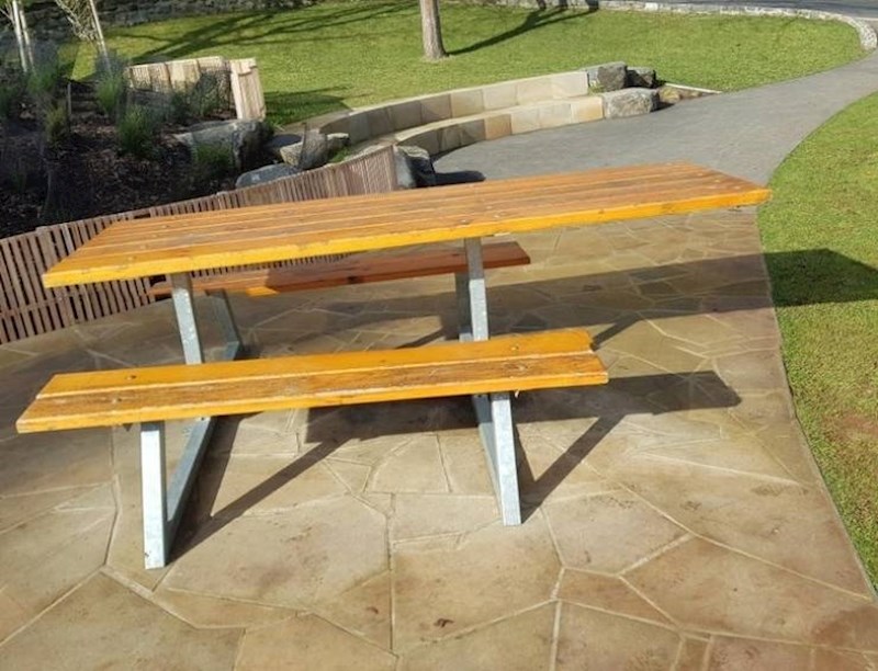 7. Klupica u parku koja je prilagođena osobama u kolicima