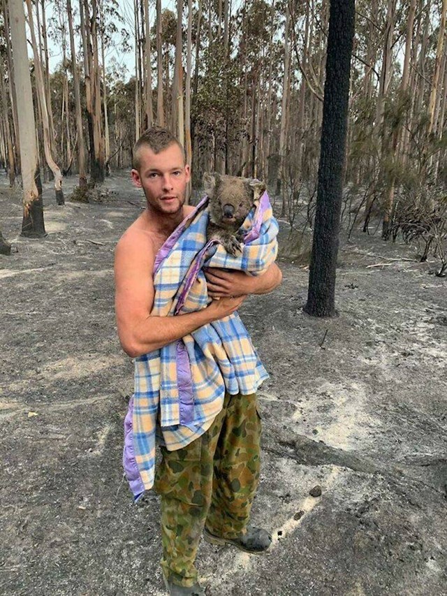 11. Ovaj dečko je prije par godina, tijekom velikih požara u Australiji, po šumama tražio ozlijeđene životinje i spašavao ih